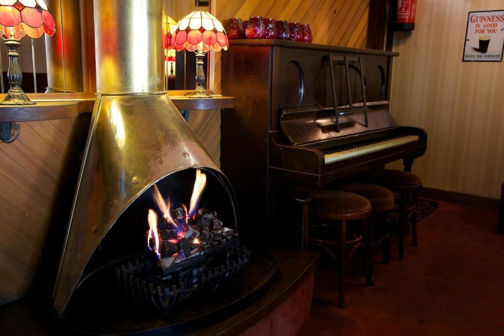 Tully'S Hotel Castlerea Eksteriør billede