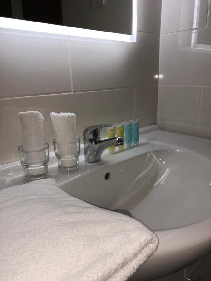 Tully'S Hotel Castlerea Eksteriør billede